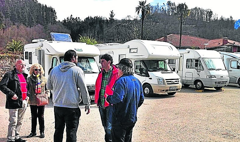 27 vehículos completaron las plazas del aparcamiento. 