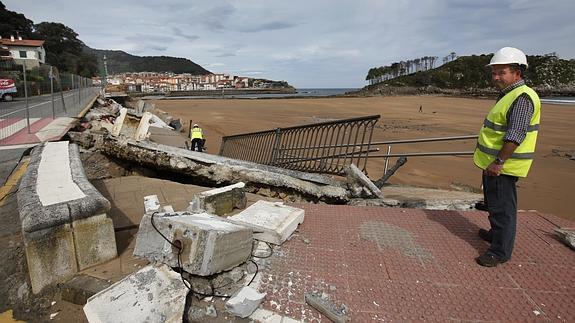 El paseo marítimo de Karraspio quedó destrozado por los temporales. 