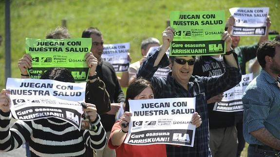 Trabajadores de la planta de Tratamiento del monte Arraiz se manifiestan a la entrada de las instalaciones.