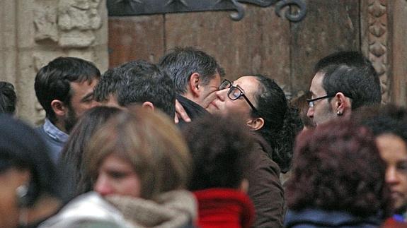 La madre de Anne Ganuza recibe muestras de cariño durante el funeral por la niña, celebrado el pasado 19 de marzo.