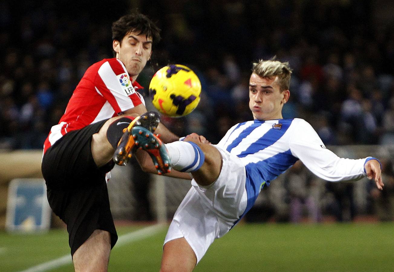 Antoine Griezmann lucha un balón con Iraola.