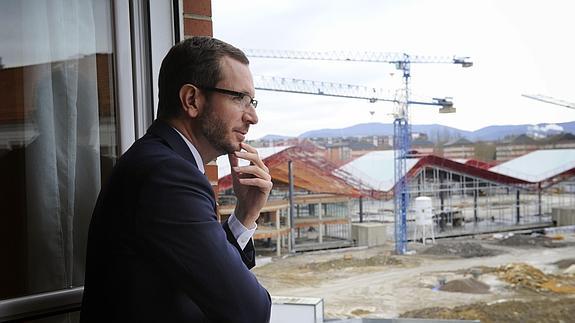 Javier Maroto, ante las obras de la estación.