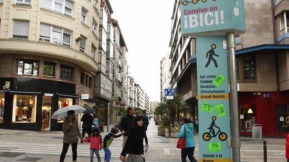 Pegatinas sobre los paneles informativos de horario de paso de ciclistas por las calles peatonales del centro de Vitoria