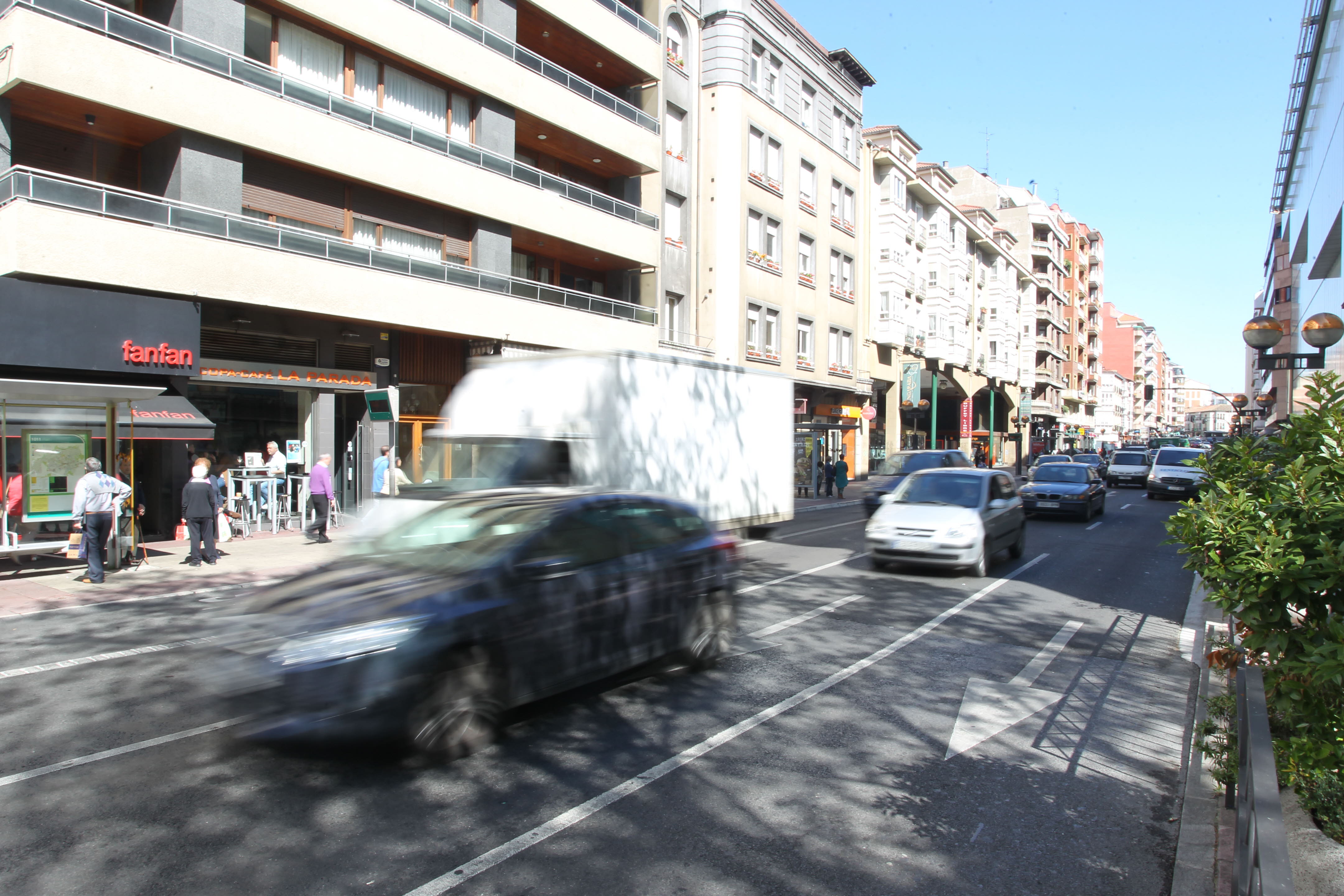 Varios vehículos pasan por la calle Paz, una de las principales arterias de la capital alavesa. B