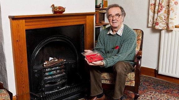 David Martin sujeta los restos de la paloma junto a la chimenea donde fue hallada.