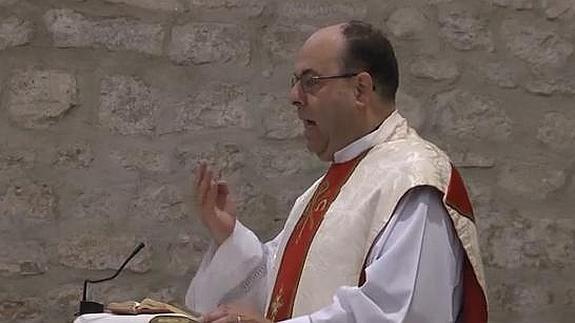 El cura, durante su homilía.