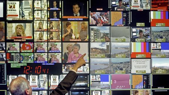 Un empleado del centro de control de emisiones de la Torre de Comunicaciones de Collserola, comprueba la emisiones de los canales en televisión digital. 