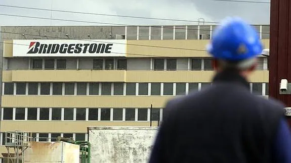 Un trabajador mira la fábrica de Bridgestone, en Basauri.