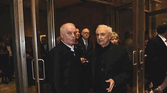 Frank Gehry (gafas) hablando con Daniel Barenboim , en el Guggenheim Bilbao para celebrar el 85 cumpleaños de Gehry