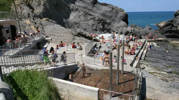 Un día veraniego en la playa de Aritzatxu.