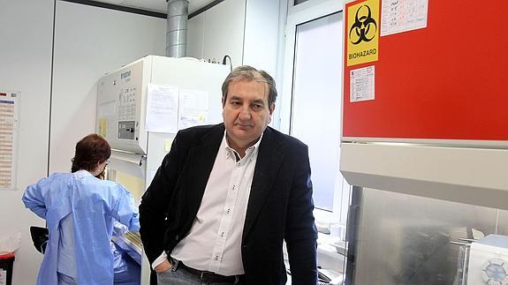 El doctor Guillermo López Vivanco, en una sala del servicio de Oncología del Hospital Universitario de Cruces .