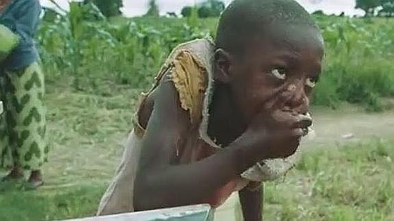 Un niño bebe agua potable. 