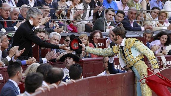 Juan José Padilla brinda el toro (’Resultón’) a Adolfo Suárez Illana, en la primera aparición después de haber sido dado de alta.