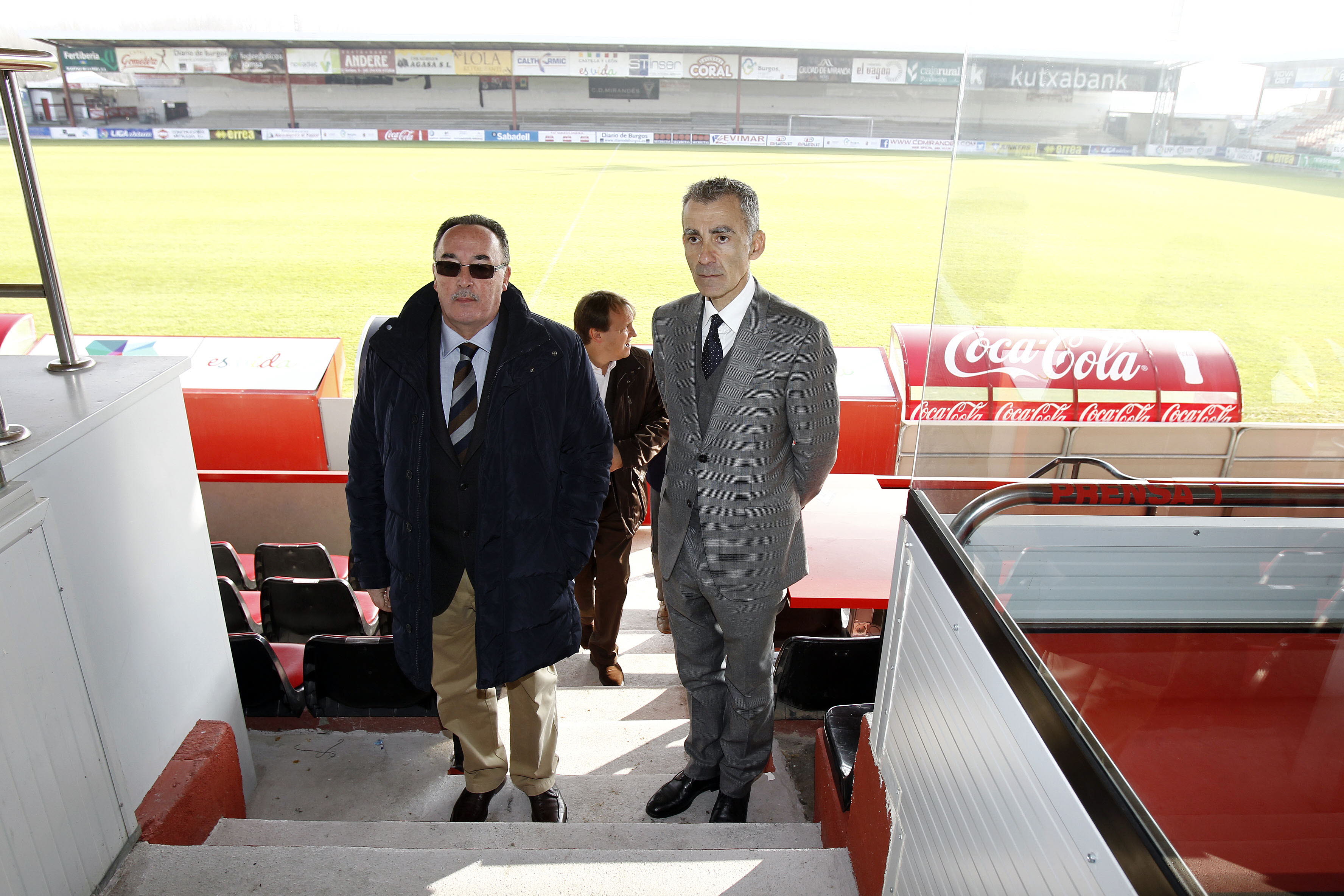 Alfredo de Miguel, presidente del Mirandés, junto al entrenador, Carlos Terrazas, en Anduva 