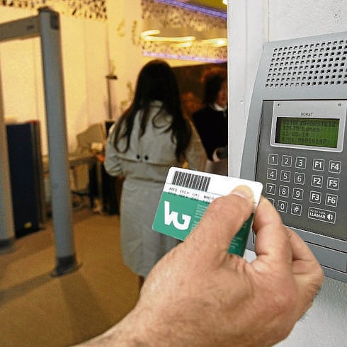 La funcionaria presuntamente fichaba por ella y varios compañeros en este aparato de la casa consistorial. Rafa Gutiérrez