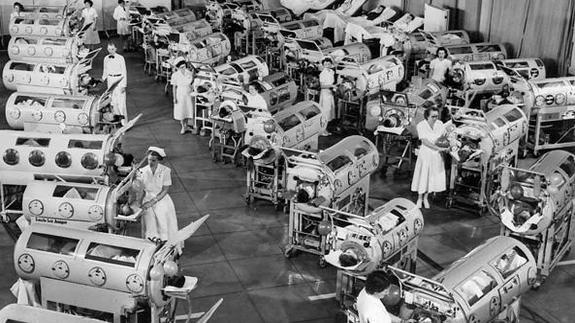 Enfermos en pulmones de acero en la sala de la polio del Centro Nacional de Rahabilitación Rancho Los Amigos (California), en 1953.