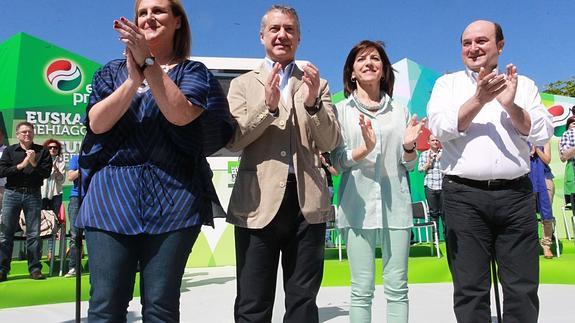 Itxaso Atutxa, Iñigo Urkullu, Izaskun Bilbao y Andoni Ortuzar, durante el mitin de Sopela.