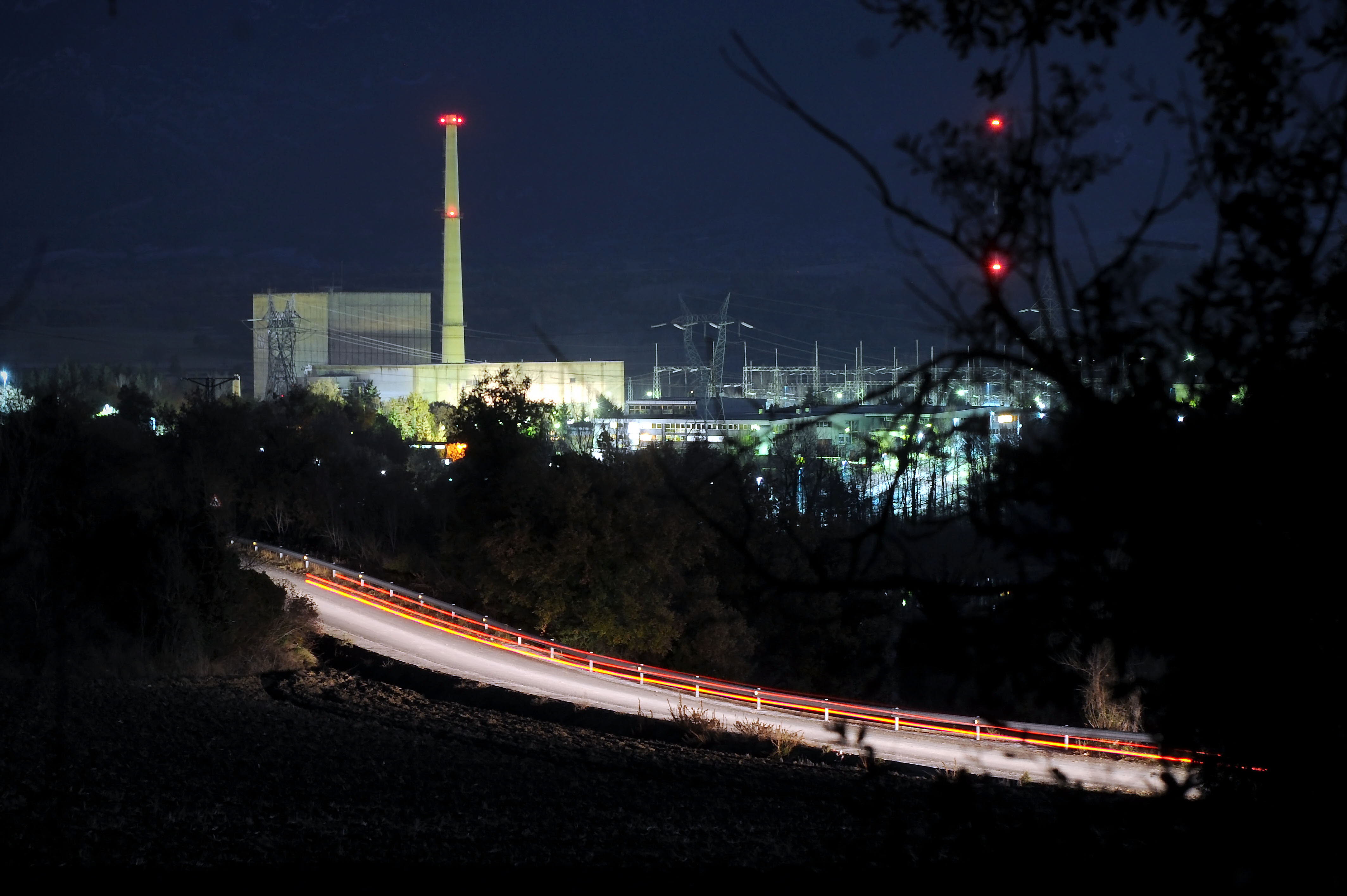 Imagen nocturna de la central de Santa María de Garoña. 