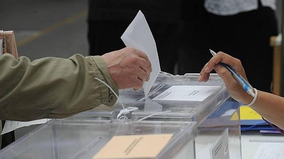 El voto se puede presentar en las misma urnas o por correo. 