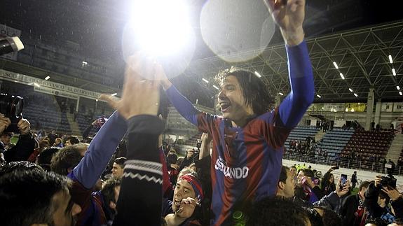 Aficionados y jugadores del Eibar durante la celebración del ascenso del equipo a Primera División. 