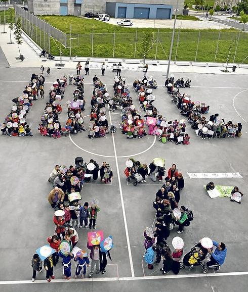 Protesta contra la reforma educativa de Wert en el colegio Salburua de Vitoria.