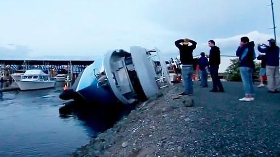 El buque vuelca ante la incredulidad de los asistentes a su botadura.