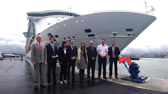 Imanol Pradales, Imanol Landa, Ana Oregi, Asier Atutxa, José Luis Bilbao y otros representantes políticos, esta mañana en el tercer muelle de cruceros de Getxo.
