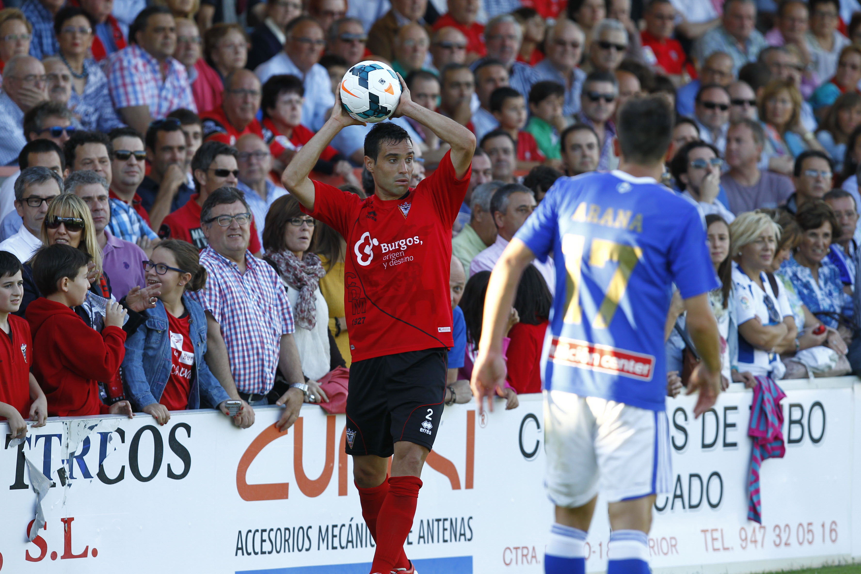 Flaño se dispone a poner en juego el balón desde la banda ante el Recreativo en Anduva.