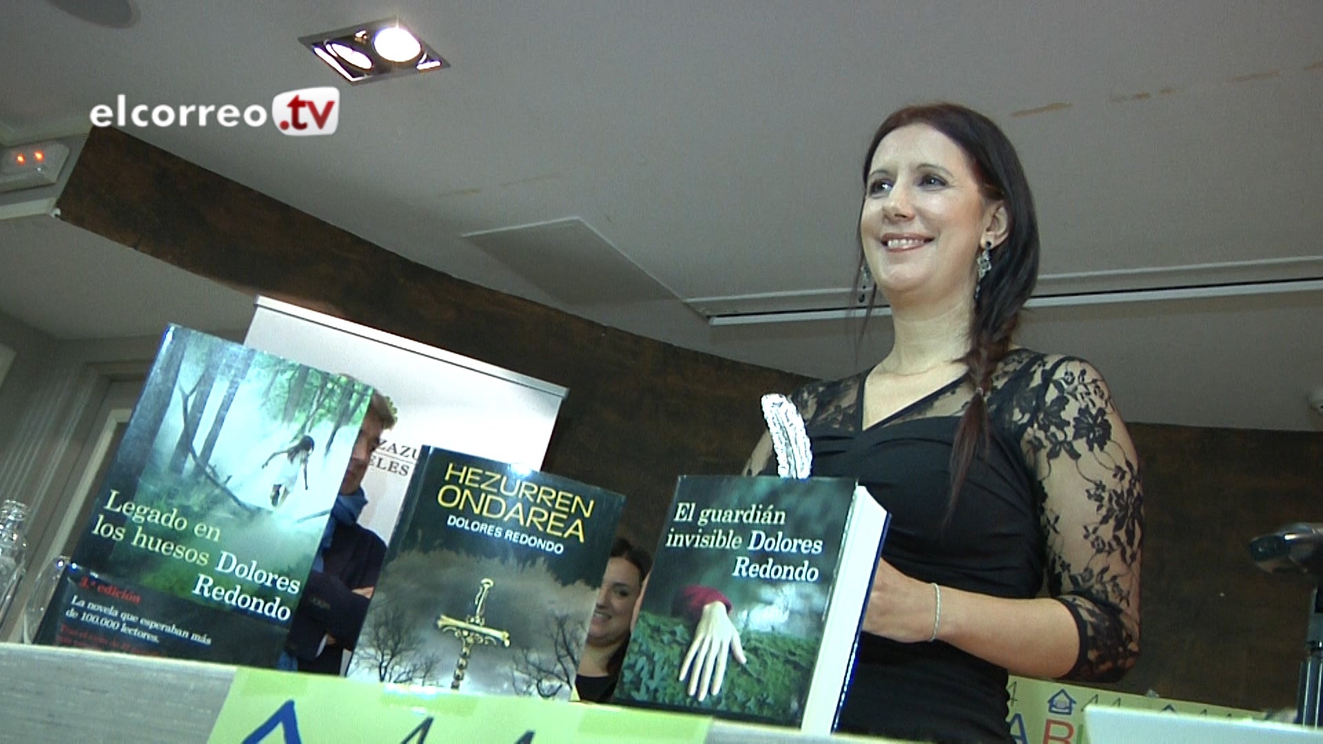 Dolores Redondo junto a su libro. 