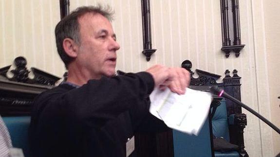 El portavoz de EHBildu rompe su factura de la luz en el pleno. 