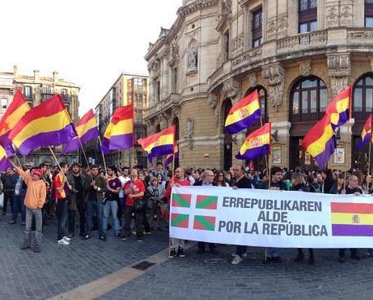 Vista de la concentración en el teatro Arriaga. 