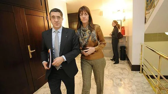 Patxi López junto a Idoia Mendia, en los pasillos del Parlamento vasco. 
