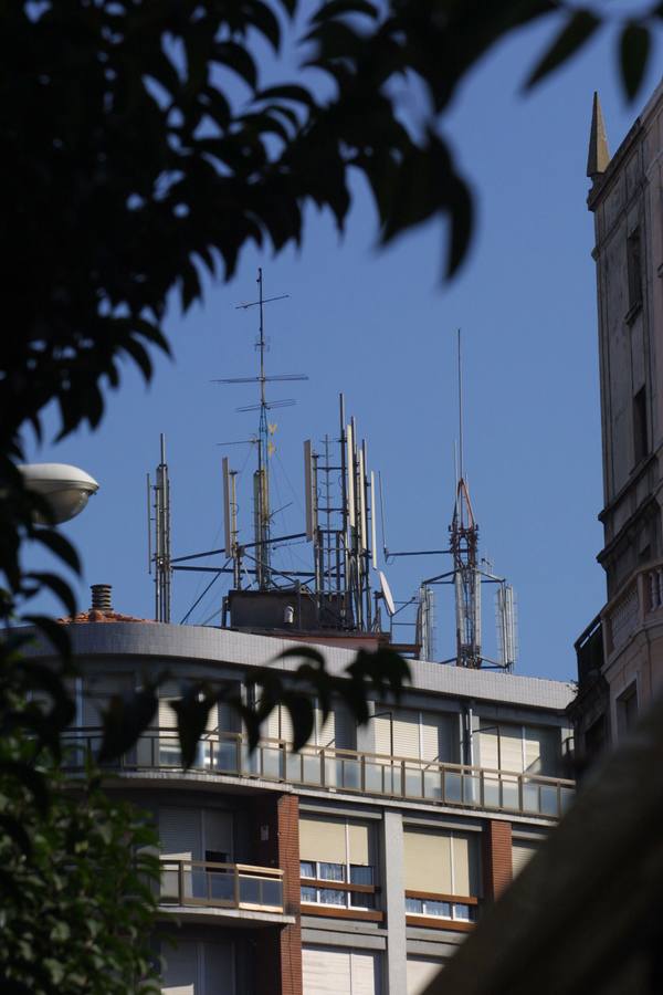 Antena de telefonía, en una azotea de un edificio de Bilbao. 