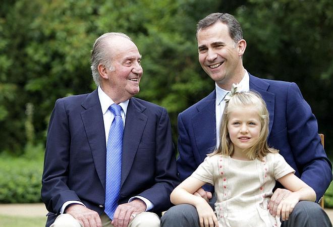Don Juan Carlos, el príncipe Felipe y la infanta leonor, futura Princesa de Asturias, en una imagen oficial que simboliza la continuidad.