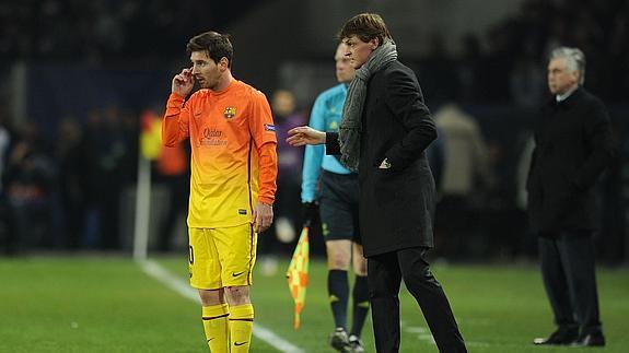 Tito charla con Messi en un partido en 2013.