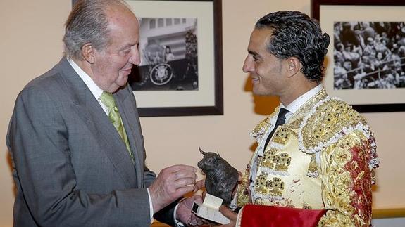 Fandiño y el Rey charlan tras la corrida.