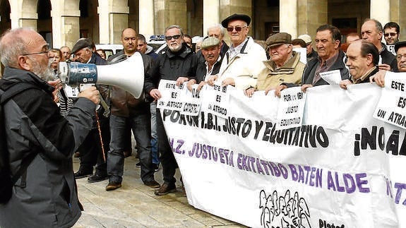 Una de las concentraciones ciudadanas en contra del importe «abusivo» del Impuesto de Bienes Inmuebles de Vitoria