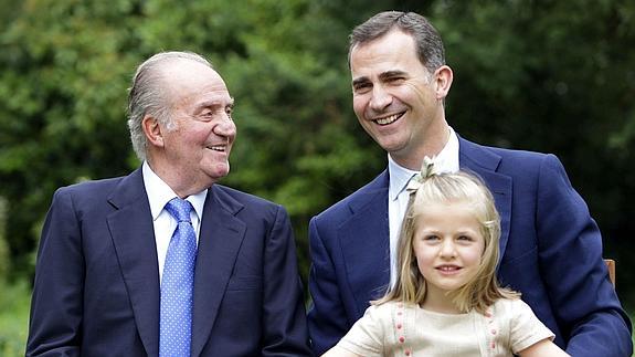 El Rey Juan Carlos, el Príncipe de Asturias, y la infanta Leonor.