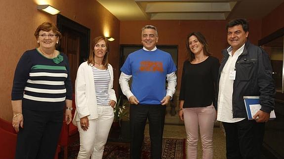 De Andrés posa junto a los organizadores de la cita