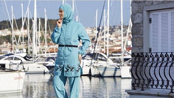 Una modelo posa vistiendo un burkini.