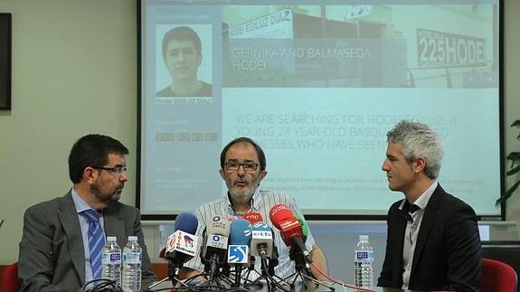 Pablo Egiluz, padre del joven desaparecido, junto a Ibon Uribe, alcalde de Galdakao y el vicerrector de Comunicación de Deusto, Roberto San Salvador del Valle. 