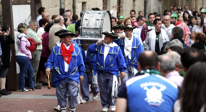 Un año más, los sanjuaneros cumplieron con el ritual de dar tres vueltas a la plaza de España antes de devolver el Bombo al agua.