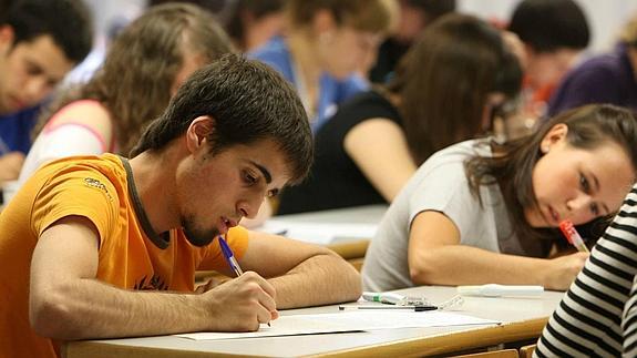 Dos jóvenes, durante un examen. 