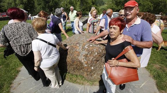 Los fieles dan vueltas a la tradicional piedra.