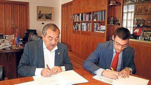 El alcalde mirandés y el director de tráfico firman el convenio
