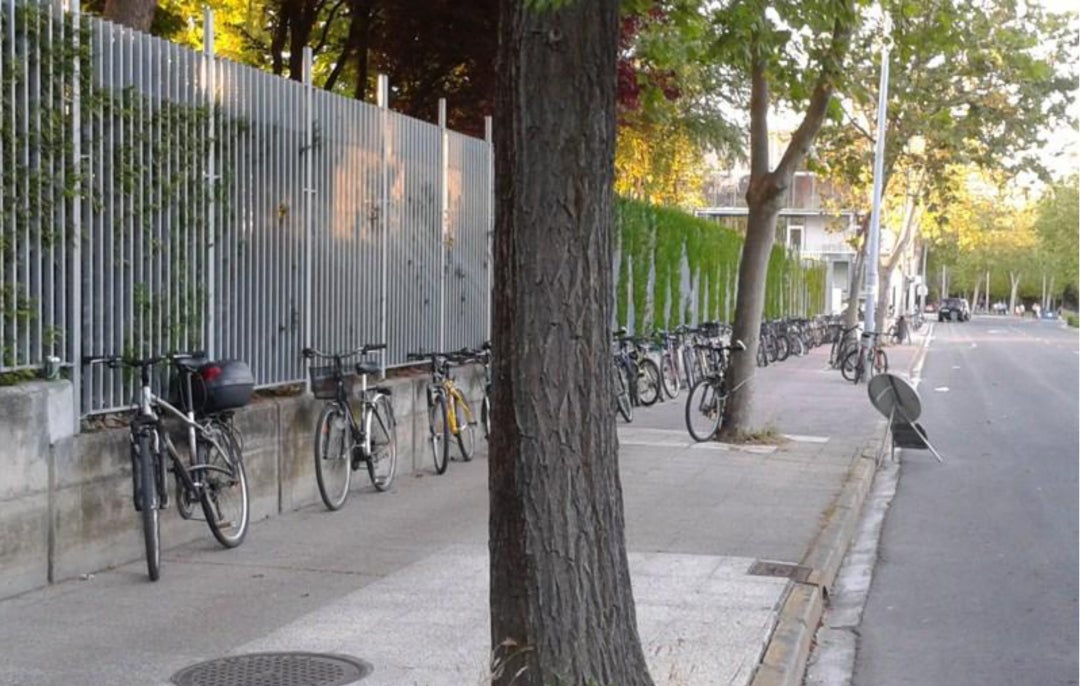 Decenas de bicicletas amarradas a las vallas de Mendizorroza.