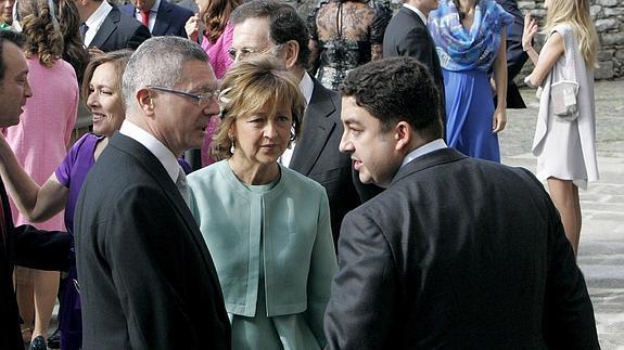 Ruiz Gallardón, con su mujer y su hijo el día de la boda de éste último. 