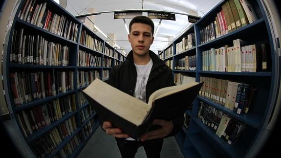 Jokin Sampedro rodeado de libros en una biblioteca de Vitoria