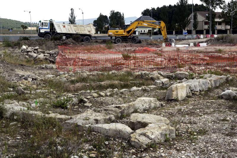 Las máquinas trabajan desde finales de la pasada semana en la zona donde se encuentran los restos arqueológicos de Deobriga.