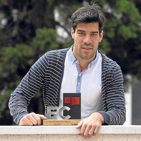 Manu posa con el trofeo de EL CORREO en un parque de Aranzábal. 